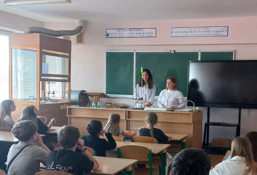 Учні Приватної загальноосвітньої ліцензованої школи Think Global Ternopil спостерігають за хімічними дослідами